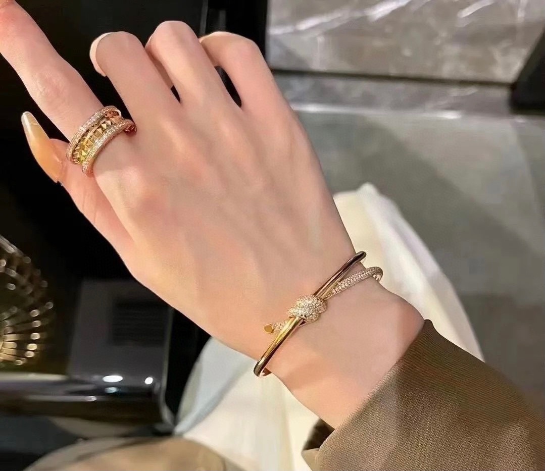Tiffany & Co. Tiffany 蒂芙尼手镯间钻打结手镯 亚金材质 带 logo 厚金电镀 手镯