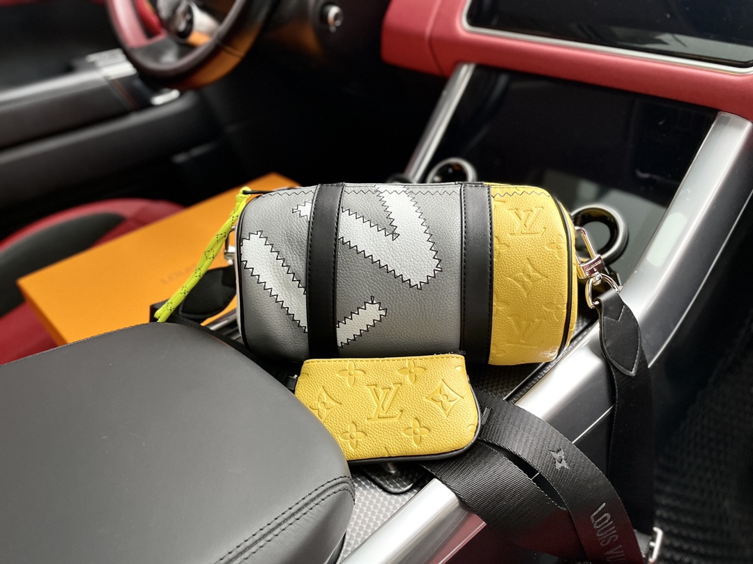 J5 高端货 “Louis Vuitton”单肩包M59927。手袋 手袋拼接粒面牛皮革和 Monogram 压纹 Taurillon 皮革，以醒目缝线抒写大号  Louis Vuitton 路易威登 LV  字母。可拆卸肩带标注路易威登标识，其上通过钩扣固定的零钱包亦可作为短款钱夹收入其他手袋。22 x 13 x 10 cm。配：折叠礼盒。p215