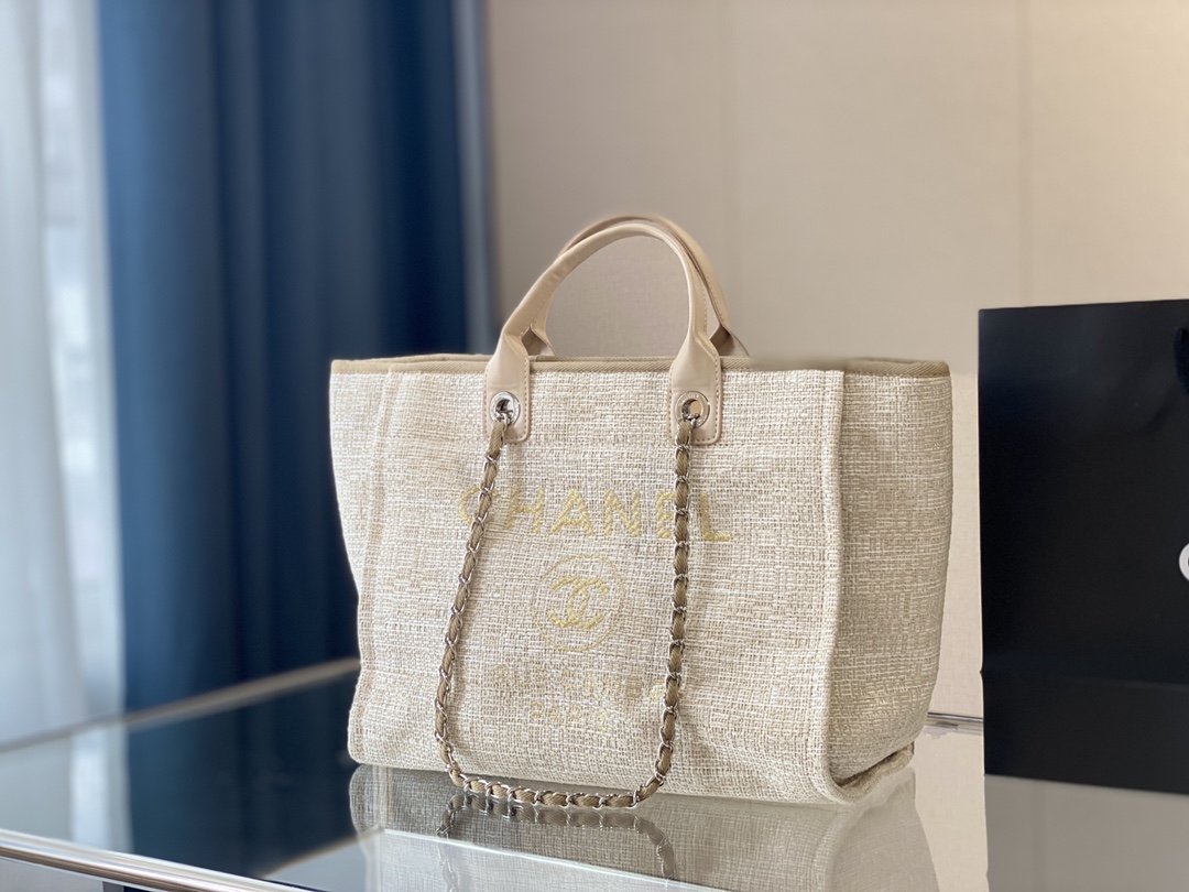 K0 购物袋 新品 香奈儿购物袋大香香 专柜热销爆款 秋冬走秀款最新面料，柔软舒适，质量超赞 喜欢的美妞抓紧自留啦 搭配秋装特百搭 简约大气，沙滩包 超大容量 多功能包包 尺寸：37*15*30cm