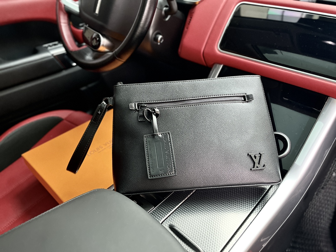 J5 高端货 “Louis Vuitton”手包 M69837。 Louis Vuitton 路易威登 LV  AEROGRAM 手包 全新  Louis Vuitton 路易威登 LV  Aerogram 手包以内敛设计释放潮流格调。舒软细腻的牛皮革仿佛旧式航空信笺，金属  Louis Vuitton 路易威登 LV  字母和可定制标签流露经典底蕴，可拆卸皮革腕带等元素升级功能性。 30 x 22 x 5cm。配：折叠礼盒。p205