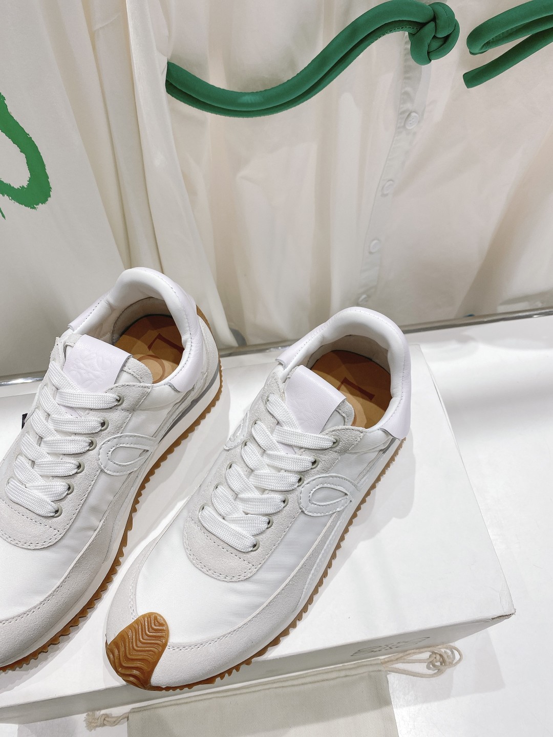 出厂  情侣👫款
  🆕LOEWE罗意威2023SS新款运动休闲鞋，国外购原板1：1开发，皮革，绒面，丝