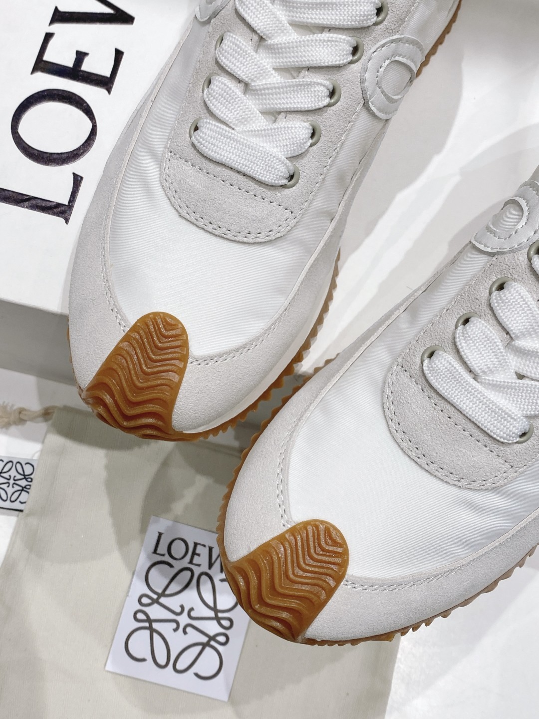 出厂  情侣👫款
  🆕LOEWE罗意威2023SS新款运动休闲鞋，国外购原板1：1开发，皮革，绒面，丝
