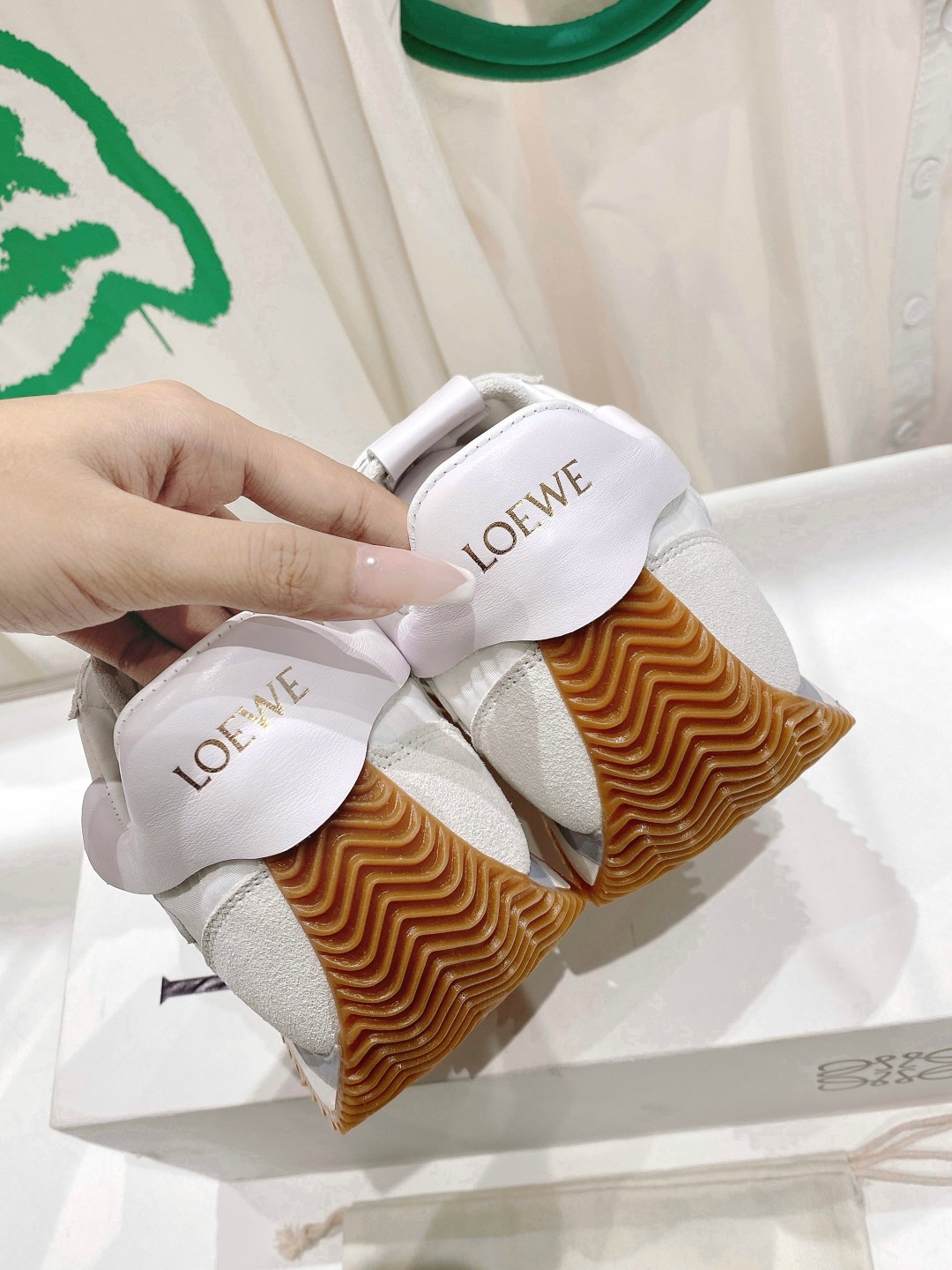 出厂  情侣👫款
  🆕LOEWE罗意威2023SS新款运动休闲鞋，国外购原板1：1开发，皮革，绒面，丝
