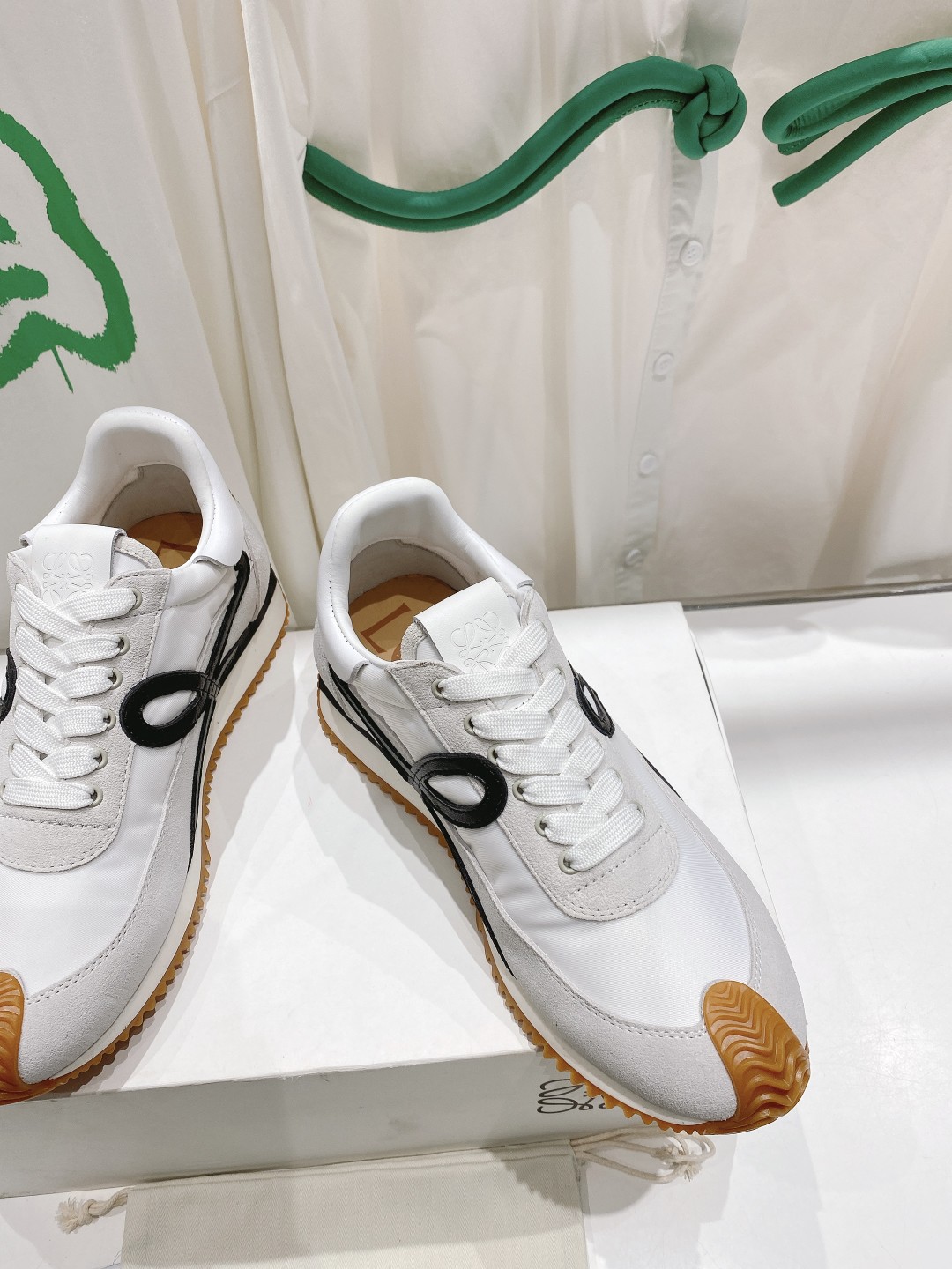 出厂  情侣👫款
  🆕LOEWE罗意威2023SS新款运动休闲鞋，国外购原板1：1开发，皮革，绒面，丝