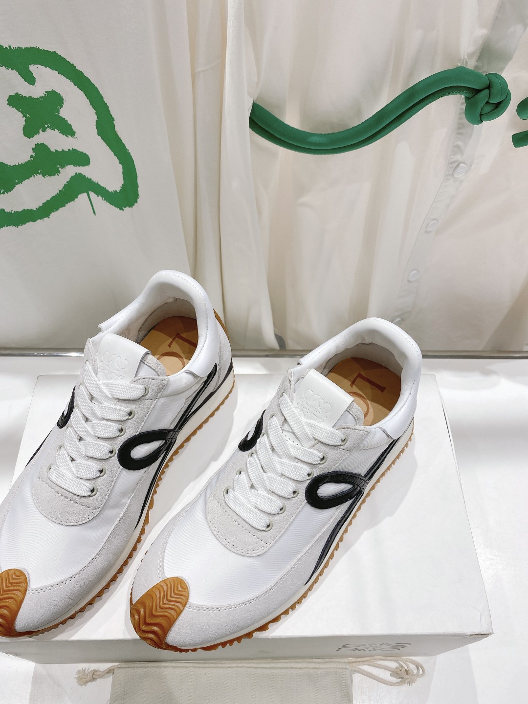出厂  情侣👫款
  🆕LOEWE罗意威2023SS新款运动休闲鞋，国外购原板1：1开发，皮革，绒面，丝