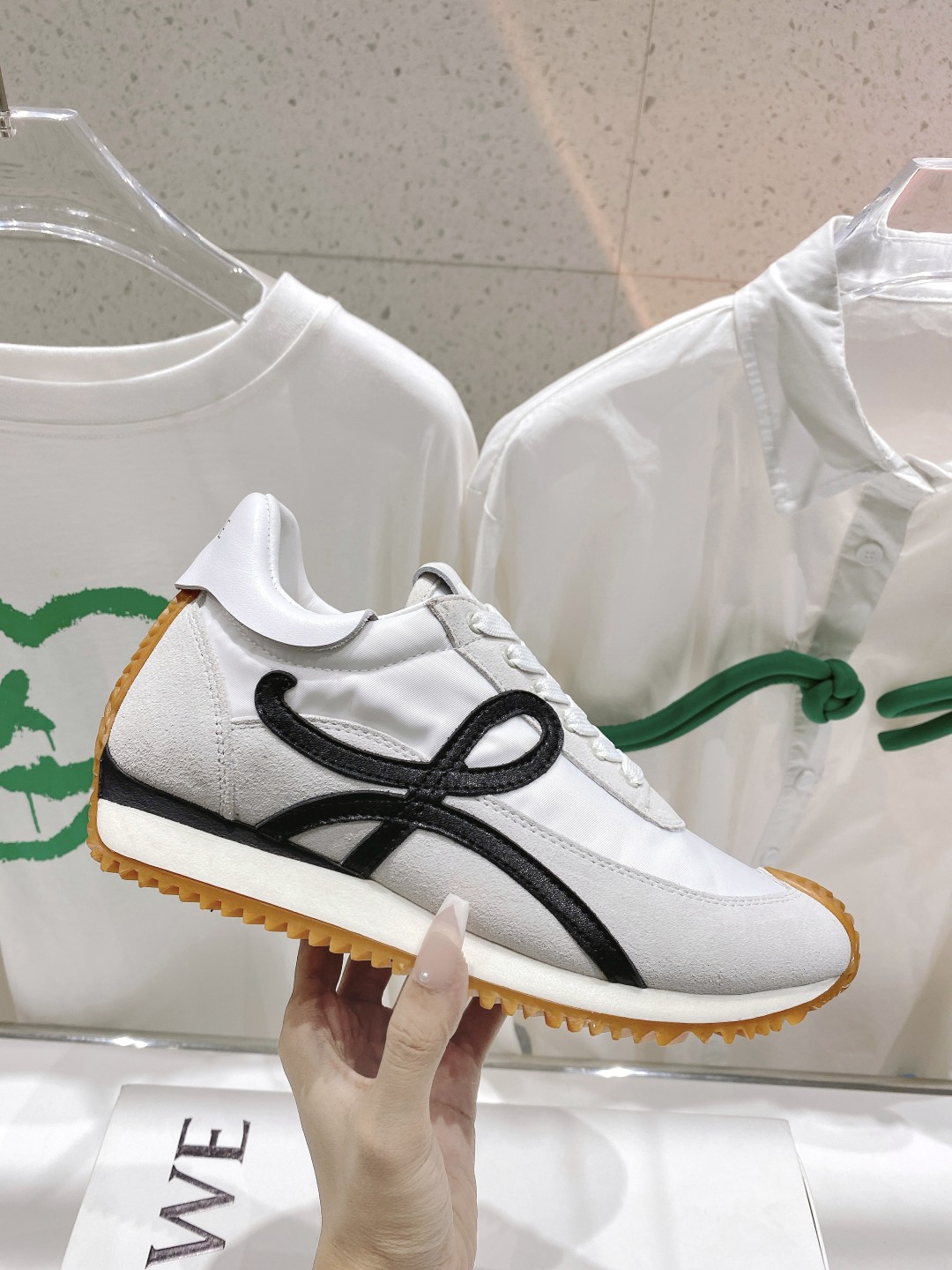 出厂  情侣👫款
  🆕LOEWE罗意威2023SS新款运动休闲鞋，国外购原板1：1开发，皮革，绒面，丝