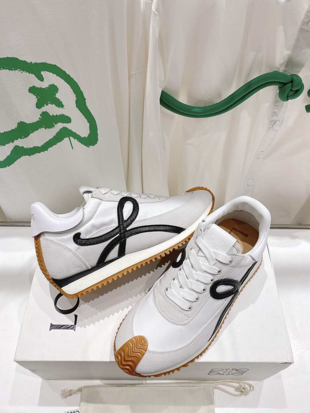 出厂  情侣👫款
  🆕LOEWE罗意威2023SS新款运动休闲鞋，国外购原板1：1开发，皮革，绒面，丝