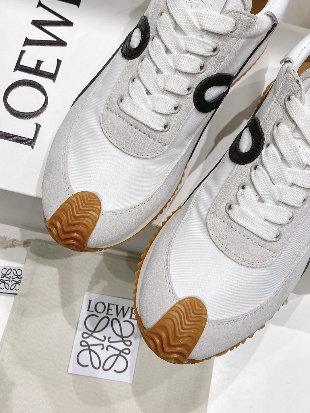 出厂  情侣👫款
  🆕LOEWE罗意威2023SS新款运动休闲鞋，国外购原板1：1开发，皮革，绒面，丝