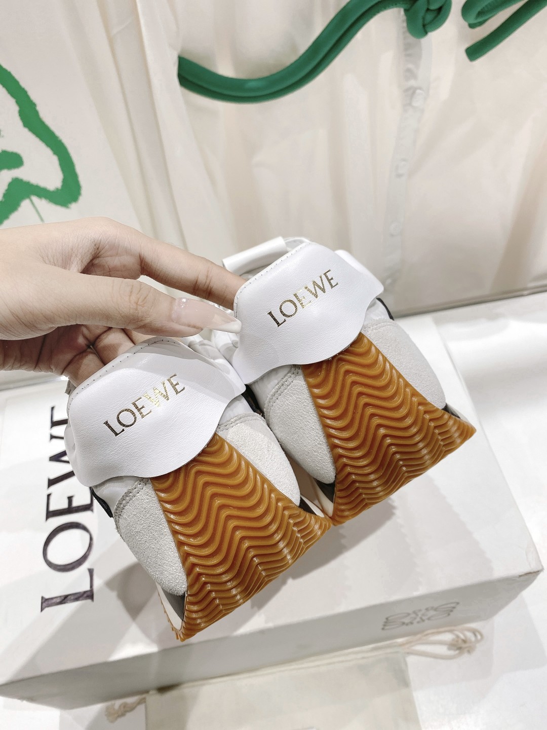 出厂  情侣👫款
  🆕LOEWE罗意威2023SS新款运动休闲鞋，国外购原板1：1开发，皮革，绒面，丝