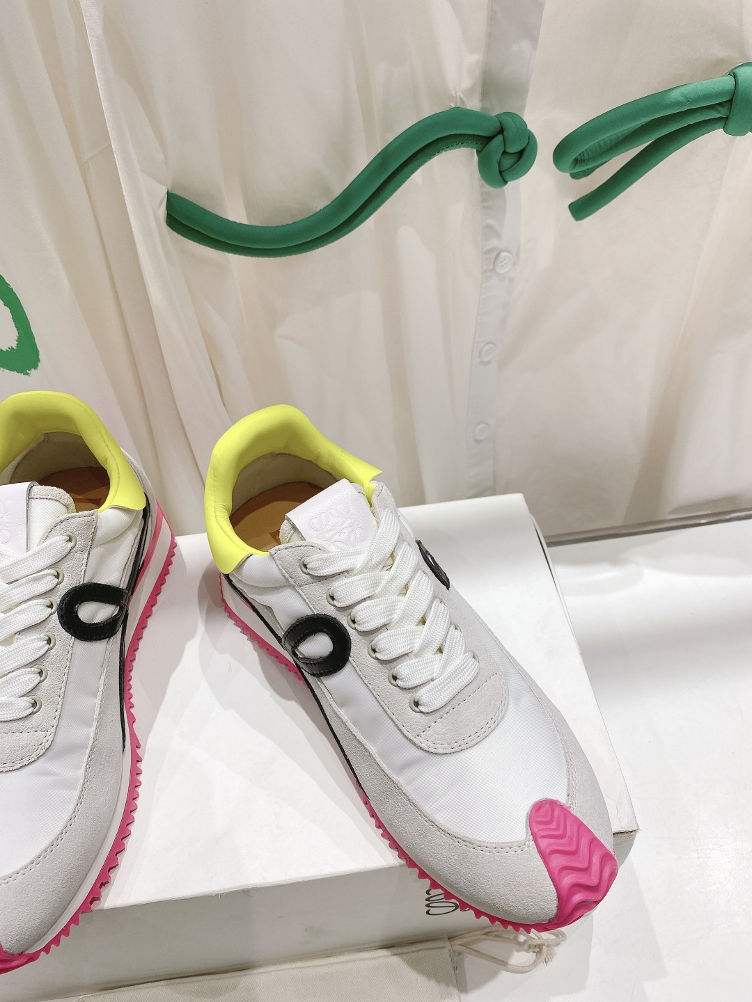出厂  情侣👫款
  🆕LOEWE罗意威2023SS新款运动休闲鞋，国外购原板1：1开发，皮革，绒面，丝