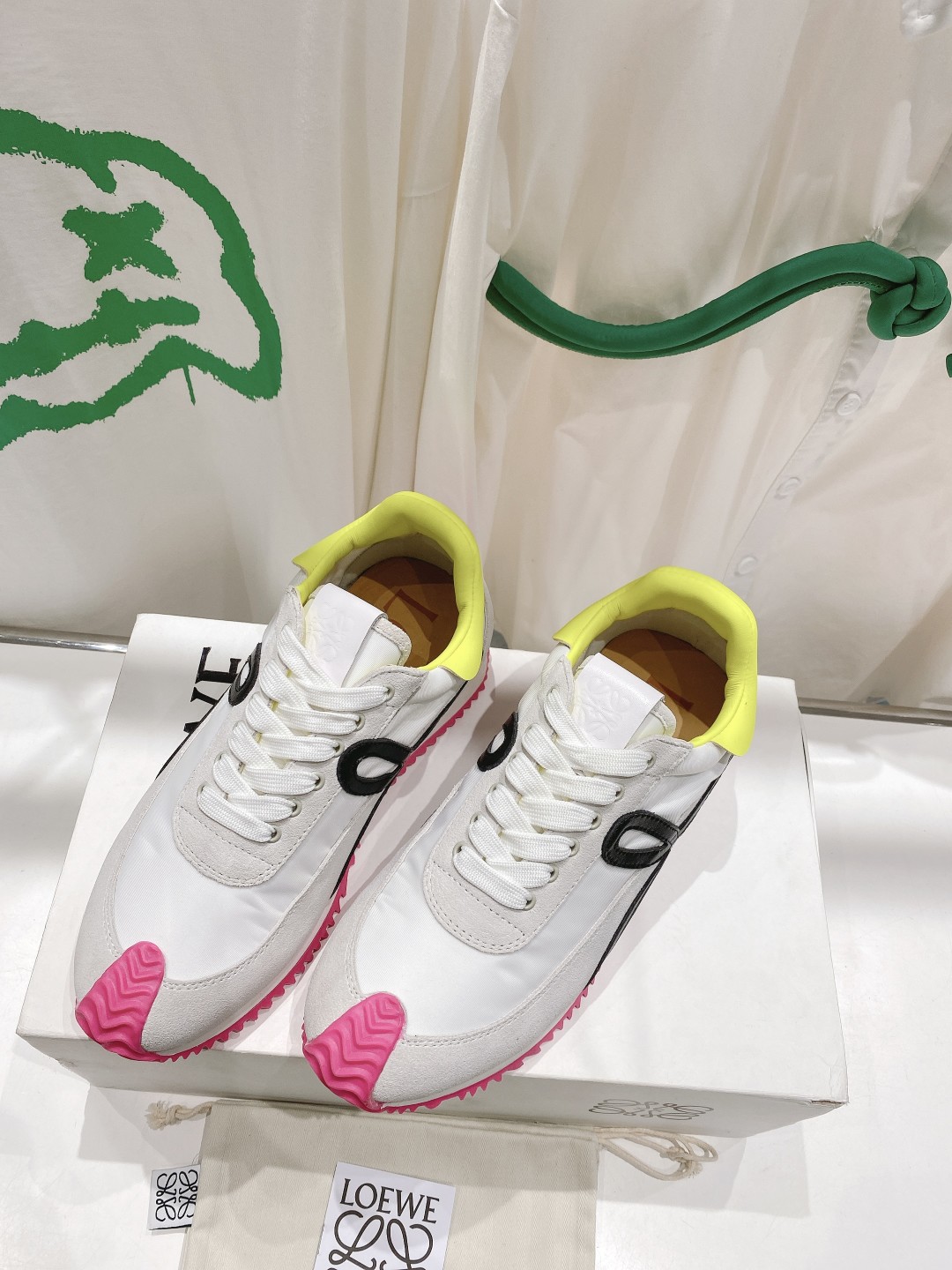 出厂  情侣👫款
  🆕LOEWE罗意威2023SS新款运动休闲鞋，国外购原板1：1开发，皮革，绒面，丝