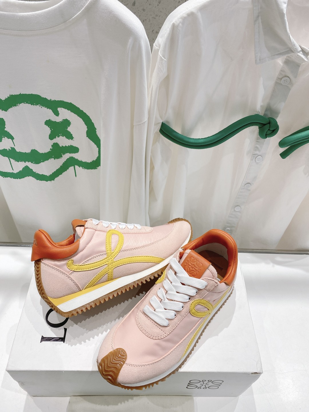 出厂  情侣👫款
  🆕LOEWE罗意威2023SS新款运动休闲鞋，国外购原板1：1开发，皮革，绒面，丝