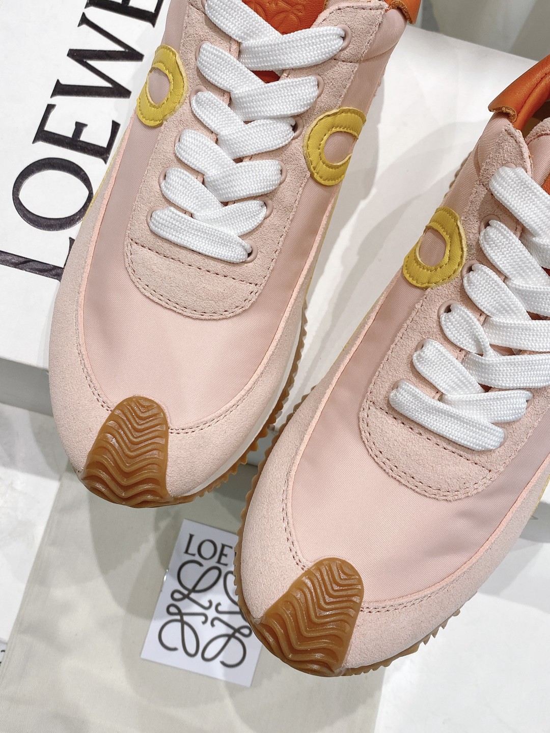 出厂  情侣👫款
  🆕LOEWE罗意威2023SS新款运动休闲鞋，国外购原板1：1开发，皮革，绒面，丝