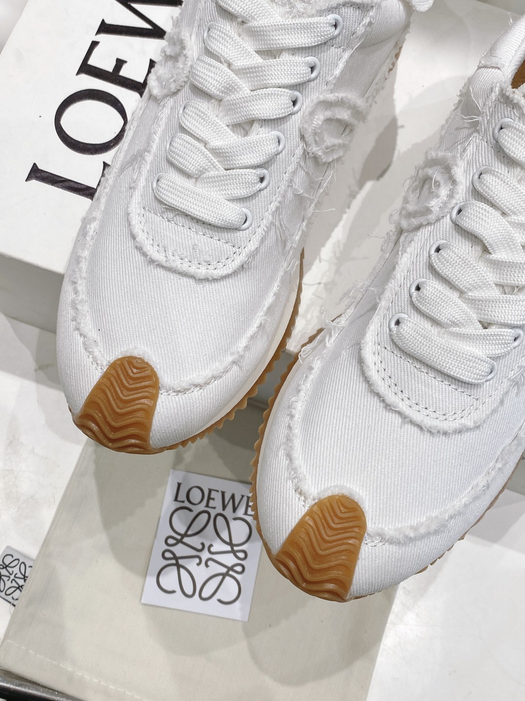 出厂  男码➕10 情侣👫款
  🆕LOEWE罗意威2023SS新款运动休闲鞋，国外购原板1：1开发，皮
