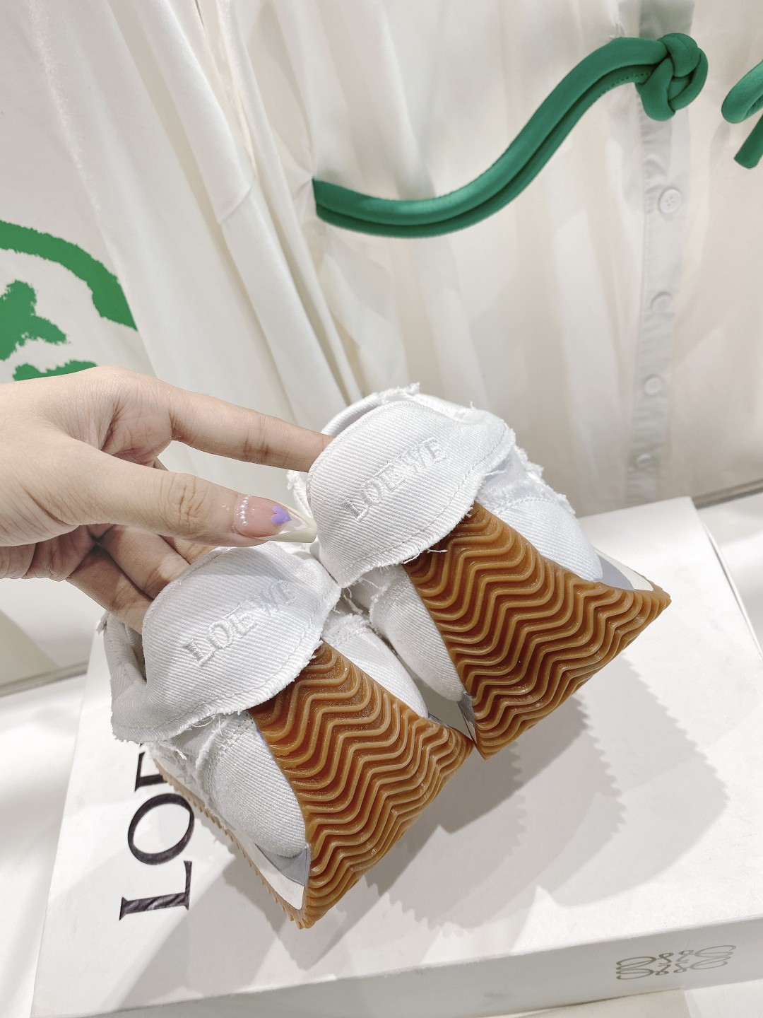 出厂  男码➕10 情侣👫款
  🆕LOEWE罗意威2023SS新款运动休闲鞋，国外购原板1：1开发，皮