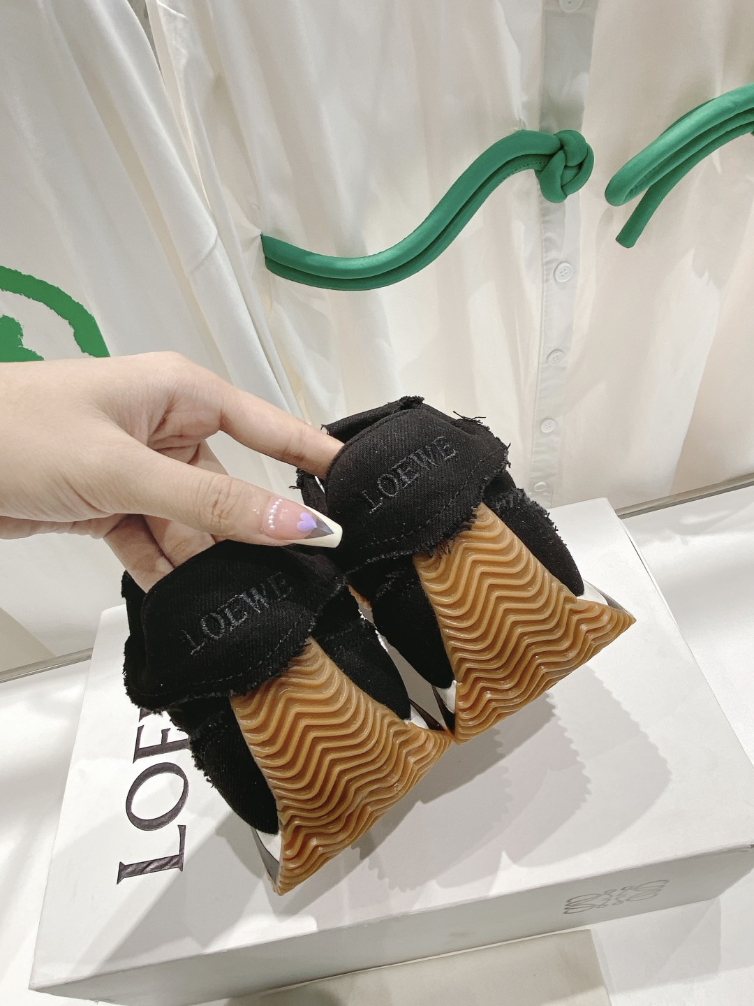 出厂  男码➕10 情侣👫款
  🆕LOEWE罗意威2023SS新款运动休闲鞋，国外购原板1：1开发，皮