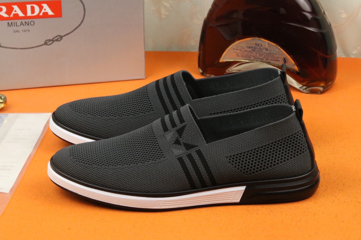 I0 高品质普拉达 米兰展新品男鞋出炉了，官网：1制作原版，续写魅力传承，创新与致敬年轻时尚的你必须拥有活动垫脚无臭脚；进口飞织弹力布鞋面耐磨橡胶底；适合四季穿着 ，时尚百搭。