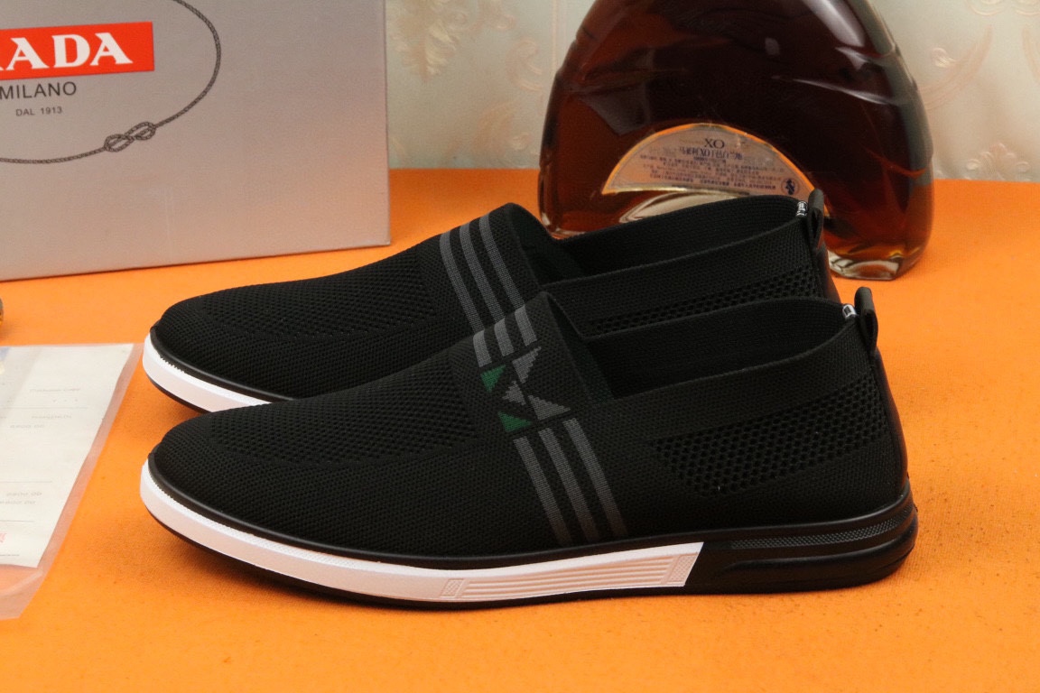 I0 高品质普拉达 米兰展新品男鞋出炉了，官网：1制作原版，续写魅力传承，创新与致敬年轻时尚的你必须拥有活动垫脚无臭脚；进口飞织弹力布鞋面耐磨橡胶底；适合四季穿着 ，时尚百搭。