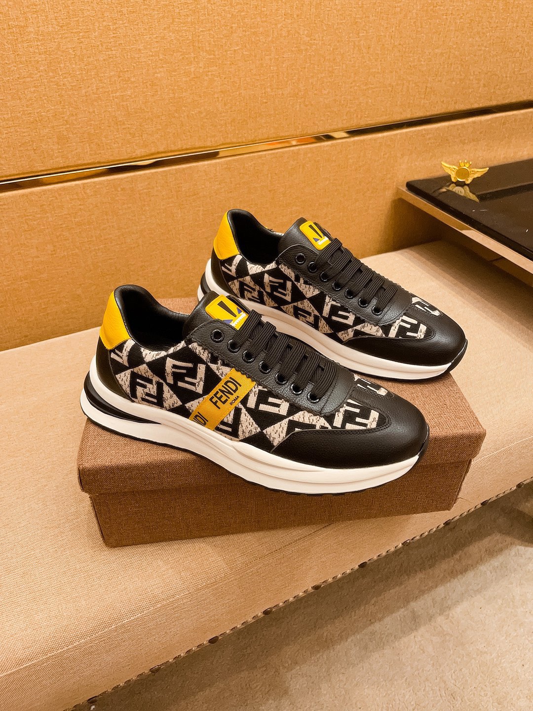 I5  Fendi 芬迪 男鞋高端品牌 官网1：1最新力作：鞋面采用意大利进口头层牛皮搭配舒适透气内里原版防滑耐磨大底制作，让行走更加便捷舒适，惊世之作，与官方的质量相比美的1：1复刻[色]打造时尚个性衬托你的与众不同潮男必备!经典