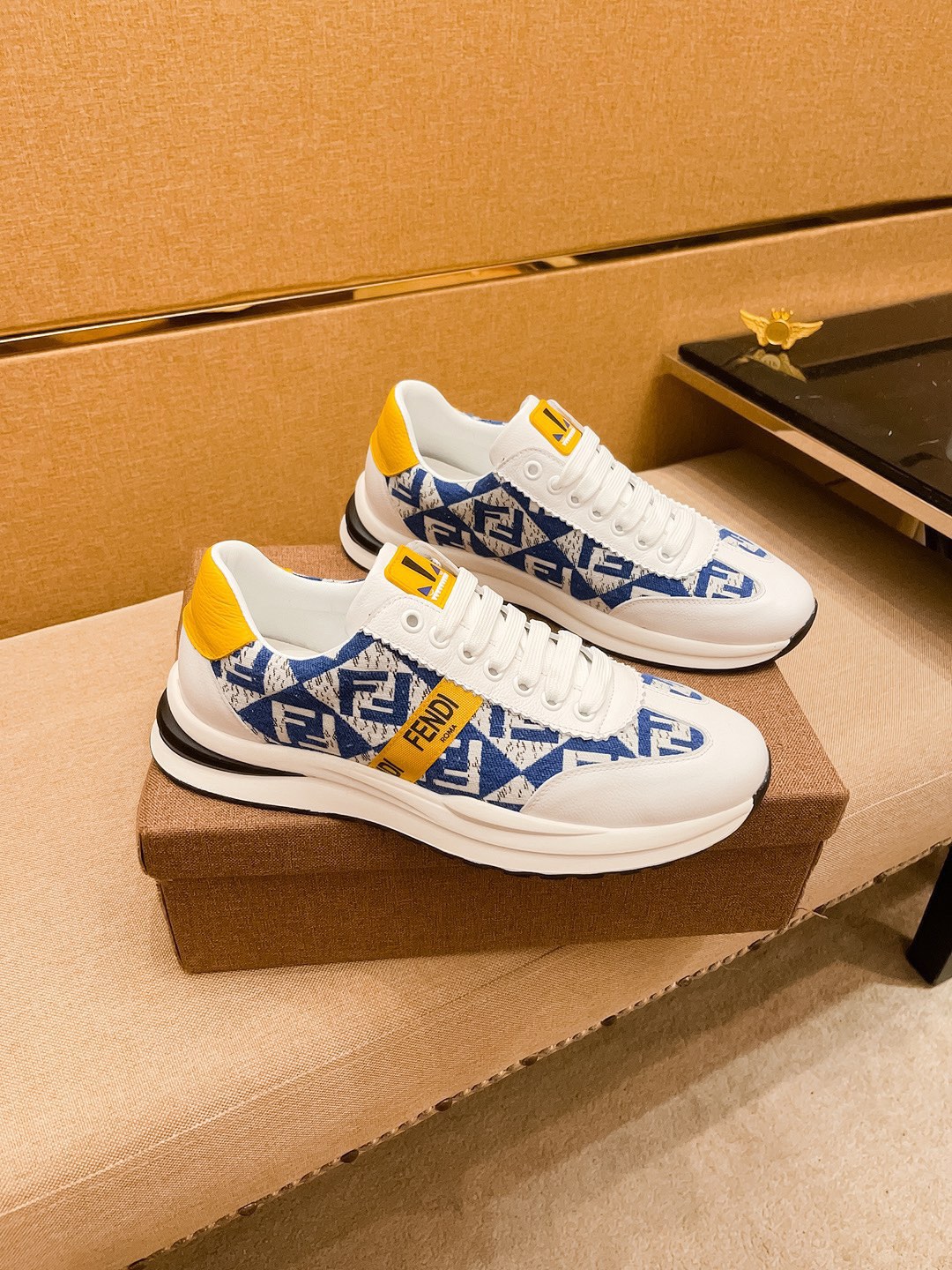 I5  Fendi 芬迪 男鞋高端品牌 官网1：1最新力作：鞋面采用意大利进口头层牛皮搭配舒适透气内里原版防滑耐磨大底制作，让行走更加便捷舒适，惊世之作，与官方的质量相比美的1：1复刻[色]打造时尚个性衬托你的与众不同潮男必备!经典