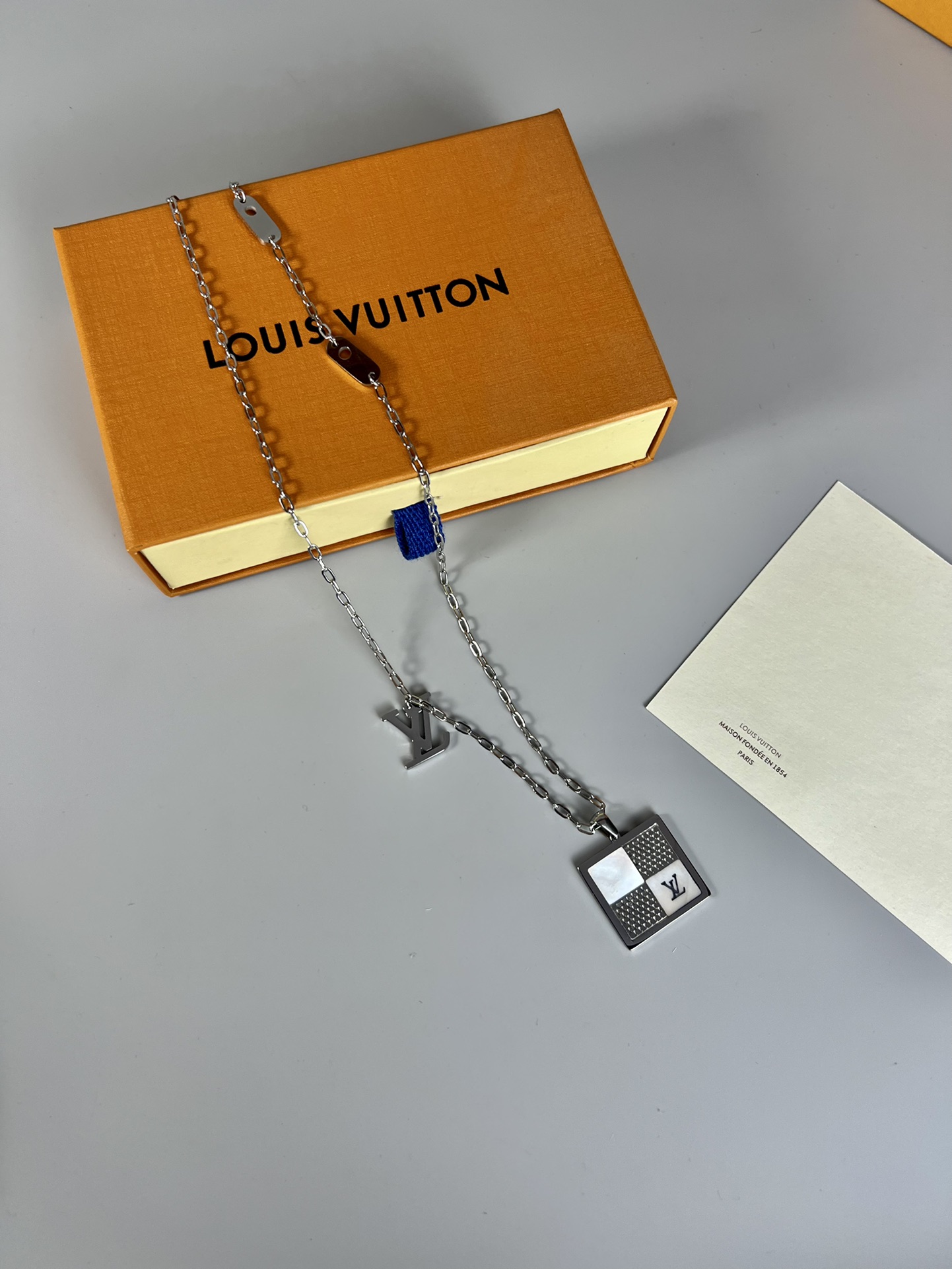 . Collar LV de cuatro paneles de concha, bonito y versátil