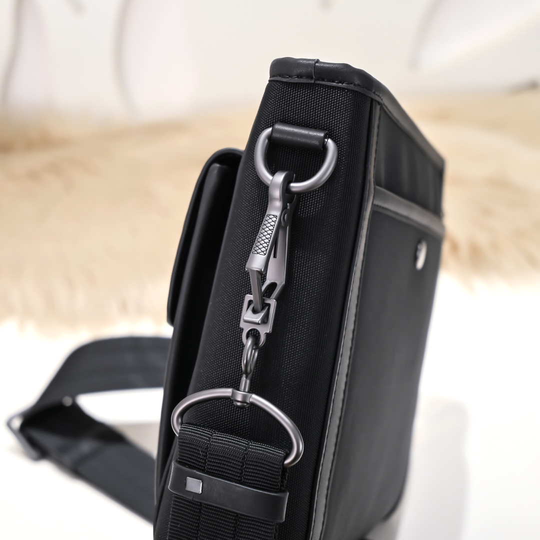 BV-最新款男士小斜挎包😄原单品质 官网同步 采用顶级打腊胎牛皮 手感超赞 专柜原装五金 独特的设计风格 完美至极 细节