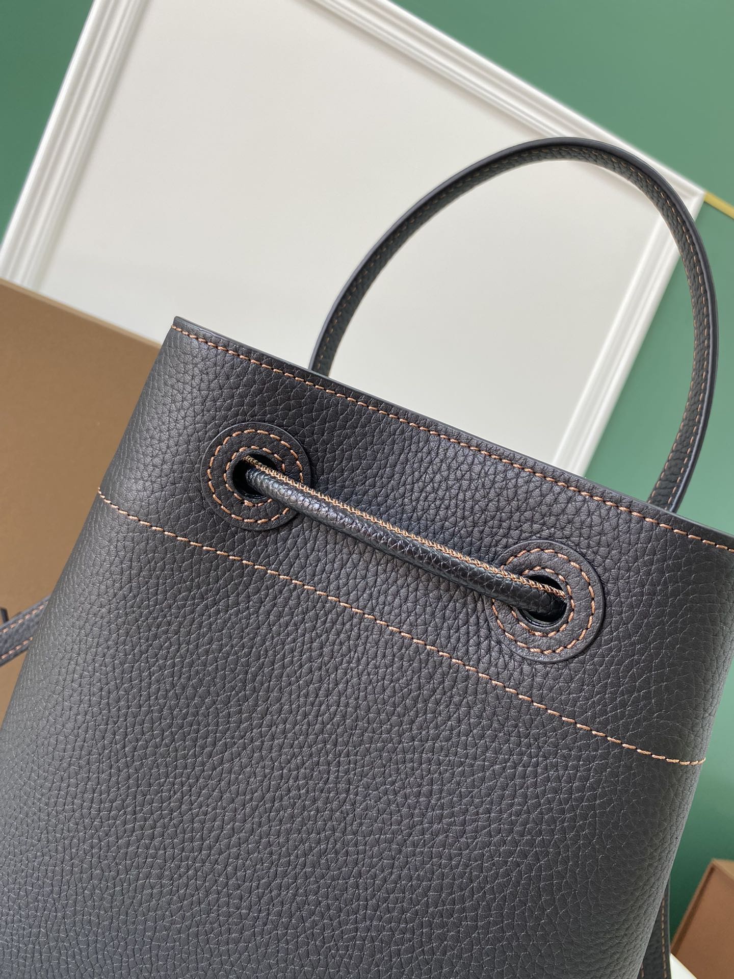 Burberry巴宝莉最新版小牛皮水桶包