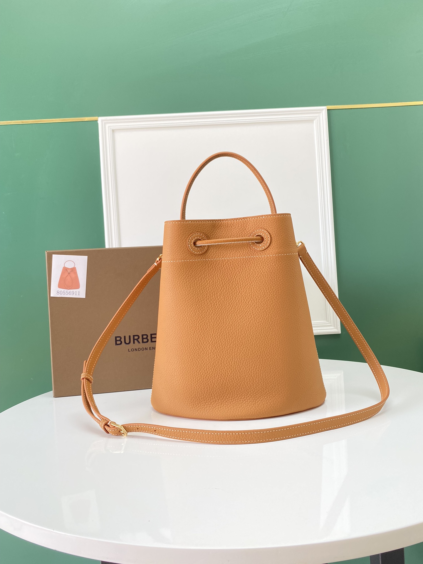 Burberry巴宝莉最新版小牛皮水桶包