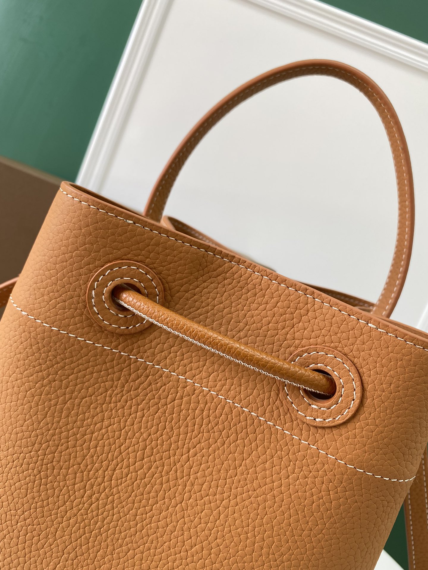 Burberry巴宝莉最新版小牛皮水桶包