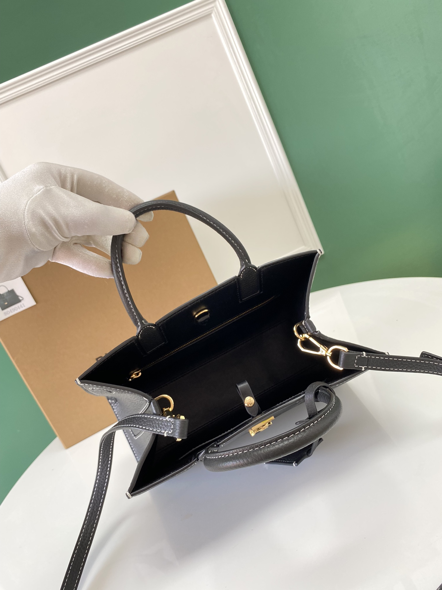 Burberry巴宝莉意大利鞣制粒纹皮革托特包