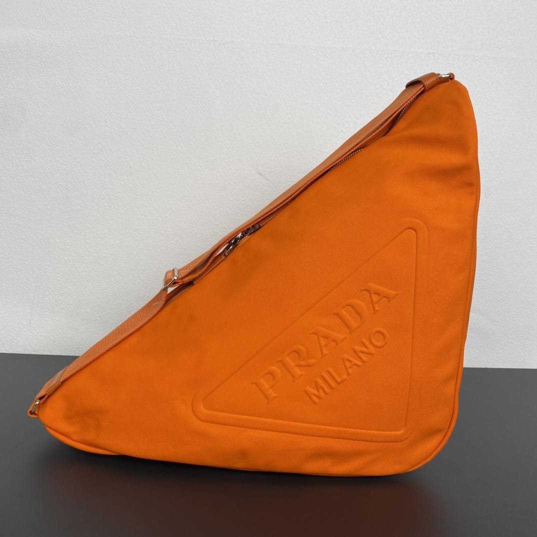 Prada 帆布大三角包 2VY007 全网追爆大三角包来啦 这款多功能的三角形帆布斜挎包以新颖方式重释