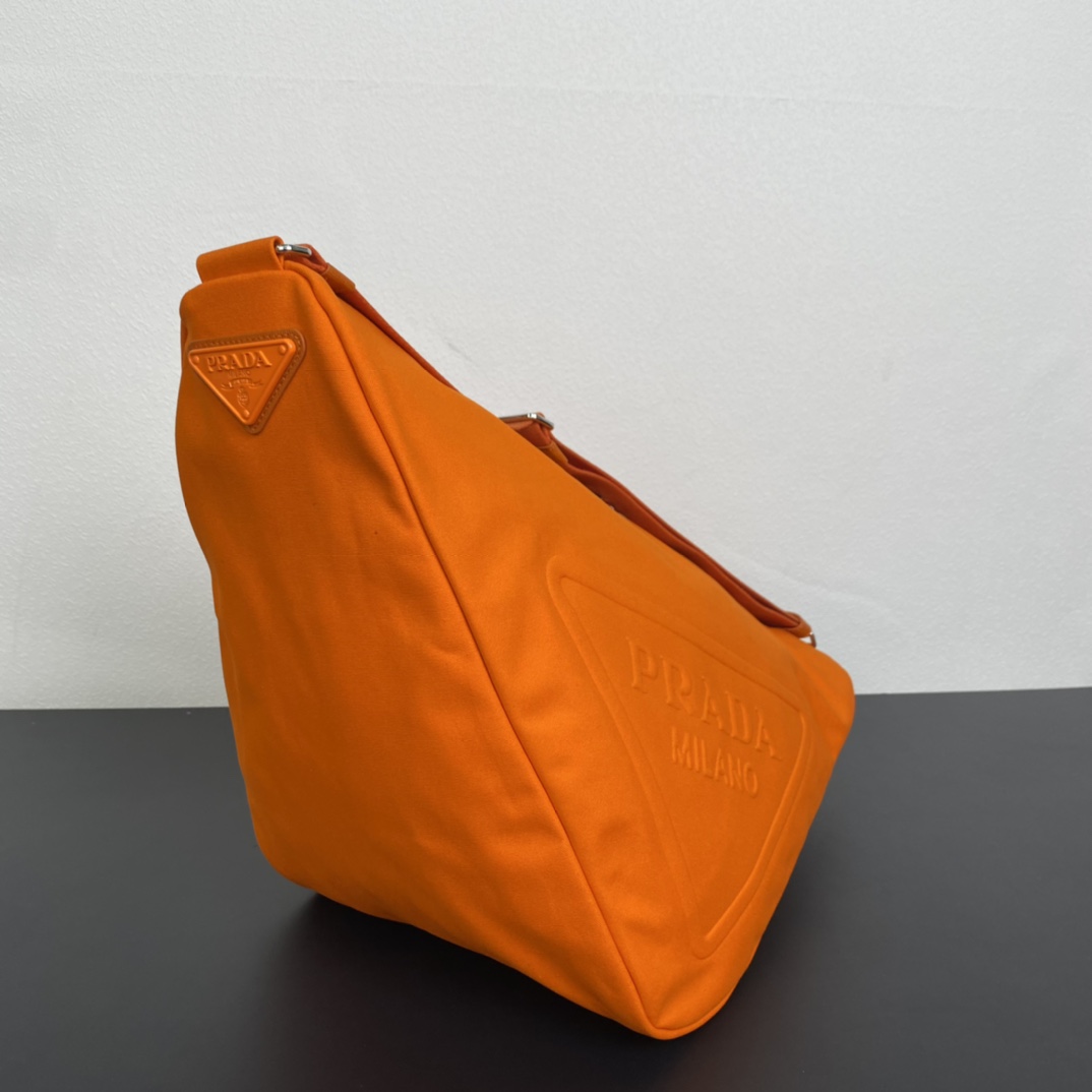 Prada 帆布大三角包 2VY007 全网追爆大三角包来啦 这款多功能的三角形帆布斜挎包以新颖方式重释