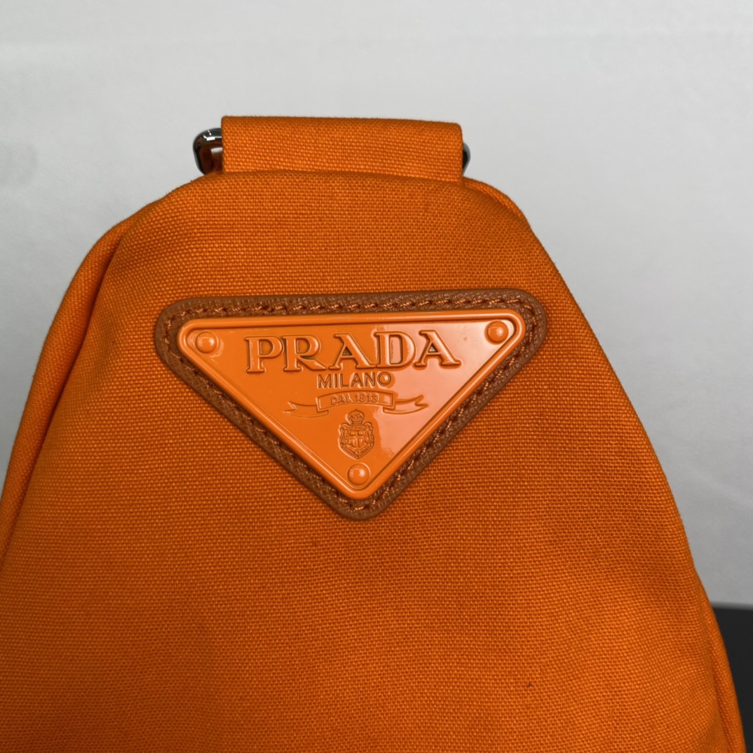 Prada 帆布大三角包 2VY007 全网追爆大三角包来啦 这款多功能的三角形帆布斜挎包以新颖方式重释