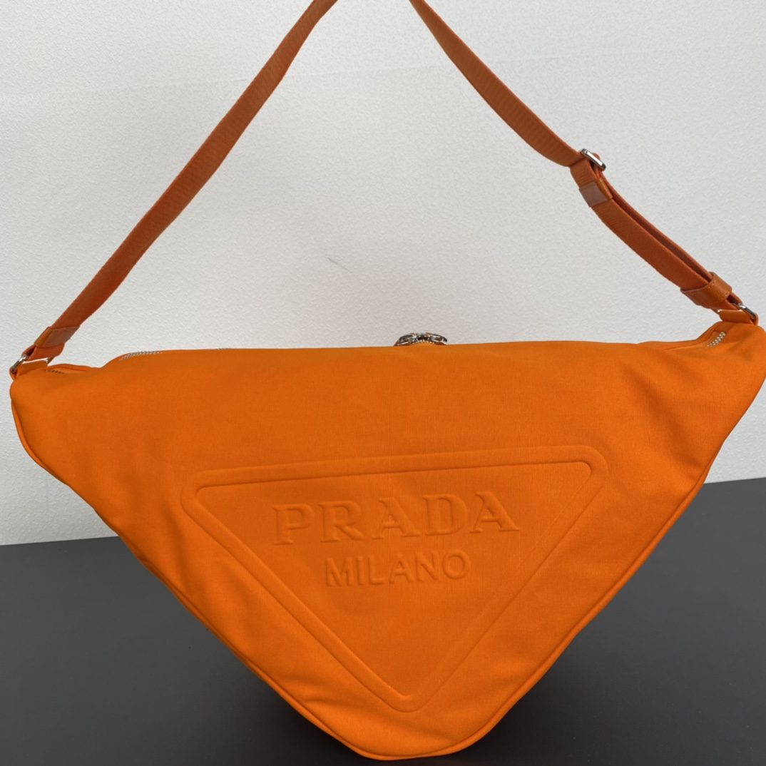 Prada 帆布大三角包 2VY007 全网追爆大三角包来啦 这款多功能的三角形帆布斜挎包以新颖方式重释