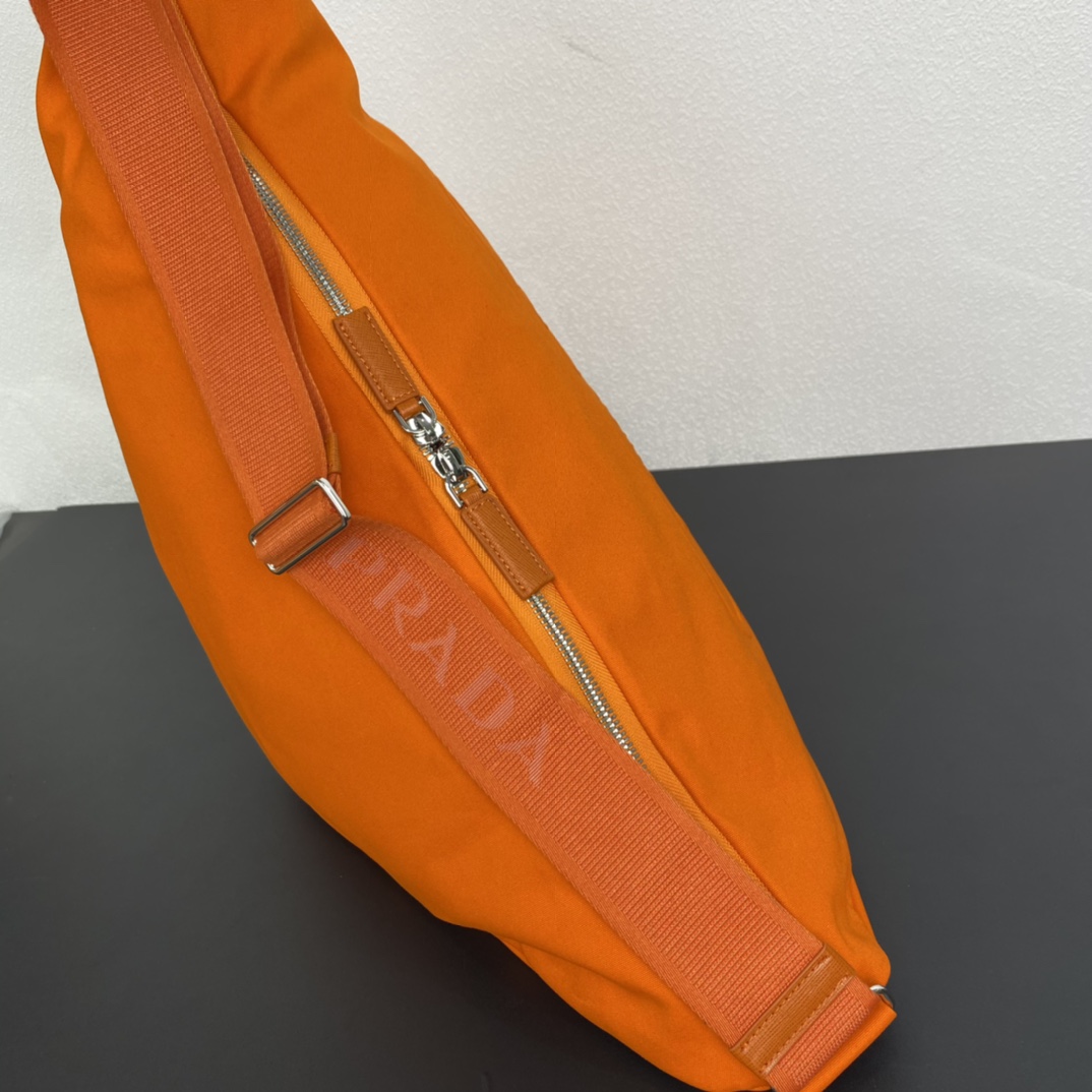 Prada 帆布大三角包 2VY007 全网追爆大三角包来啦 这款多功能的三角形帆布斜挎包以新颖方式重释