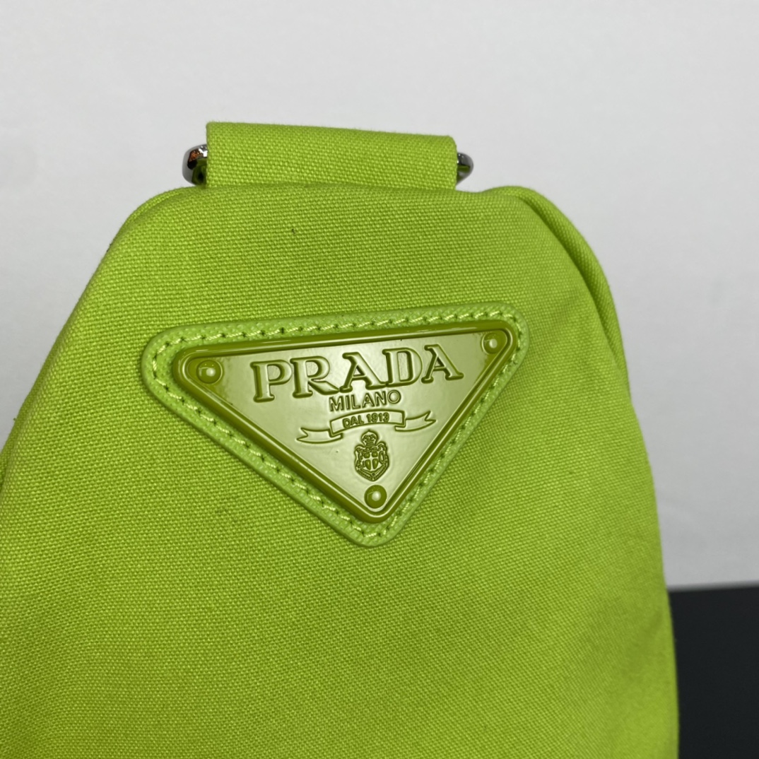 Prada 帆布大三角包 2VY007 全网追爆大三角包来啦 这款多功能的三角形帆布斜挎包以新颖方式重释