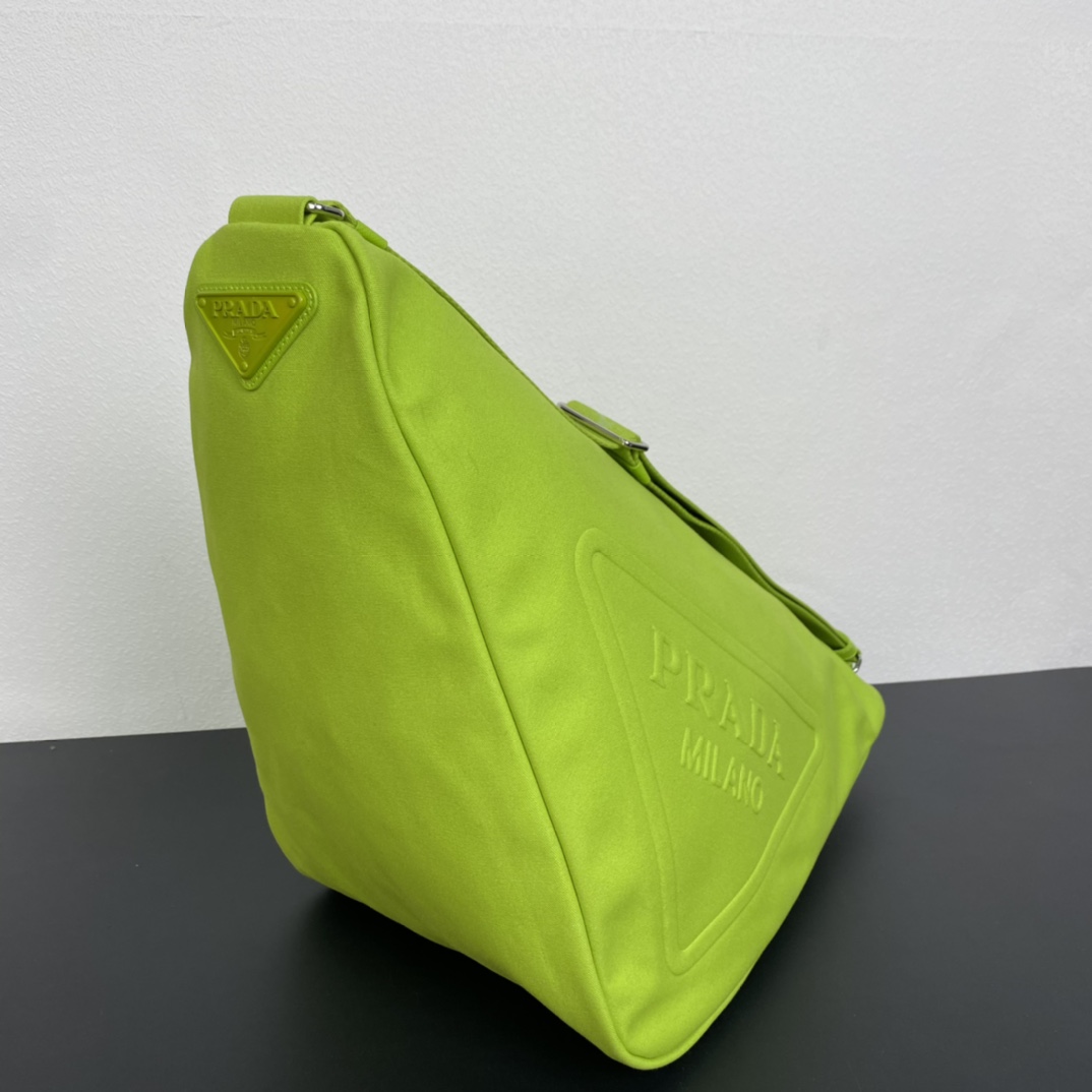 Prada 帆布大三角包 2VY007 全网追爆大三角包来啦 这款多功能的三角形帆布斜挎包以新颖方式重释