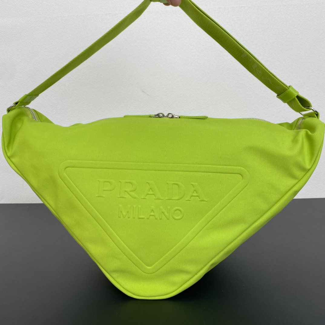 Prada 帆布大三角包 2VY007 全网追爆大三角包来啦 这款多功能的三角形帆布斜挎包以新颖方式重释
