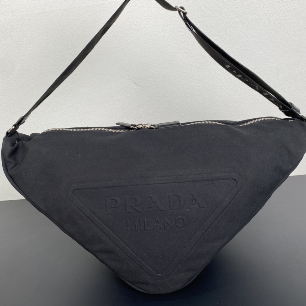 Prada 帆布大三角包 2VY007 全网追爆大三角包来啦 这款多功能的三角形帆布斜挎包以新颖方式重释
