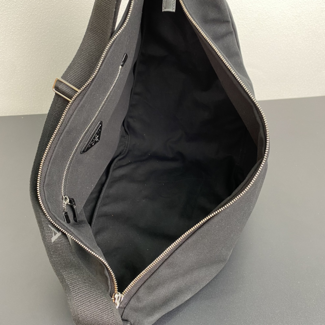 Prada 帆布大三角包 2VY007 全网追爆大三角包来啦 这款多功能的三角形帆布斜挎包以新颖方式重释