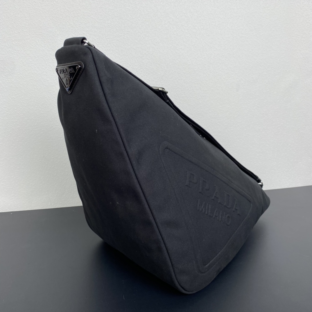 Prada 帆布大三角包 2VY007 全网追爆大三角包来啦 这款多功能的三角形帆布斜挎包以新颖方式重释