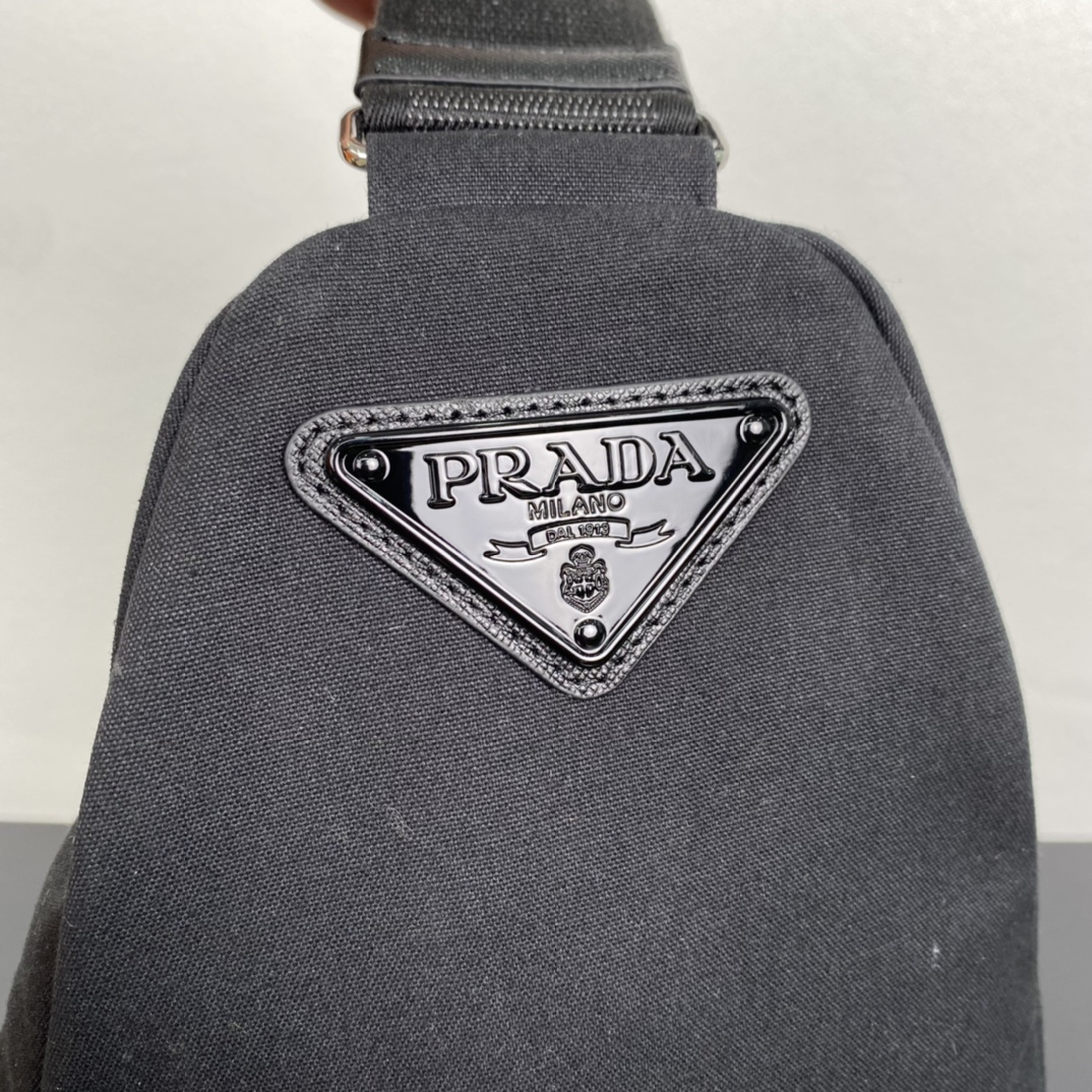 Prada 帆布大三角包 2VY007 全网追爆大三角包来啦 这款多功能的三角形帆布斜挎包以新颖方式重释