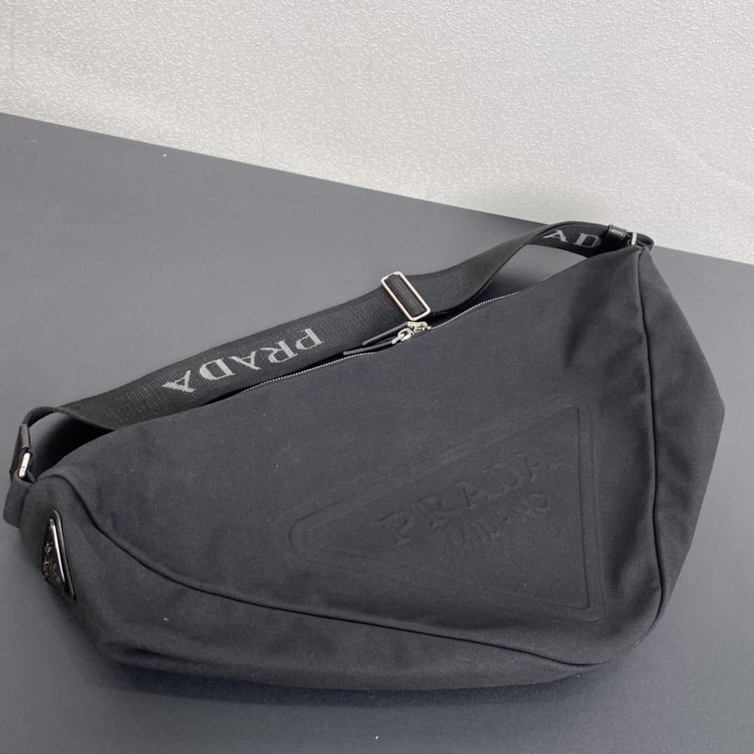 Prada 帆布大三角包 2VY007 全网追爆大三角包来啦 这款多功能的三角形帆布斜挎包以新颖方式重释