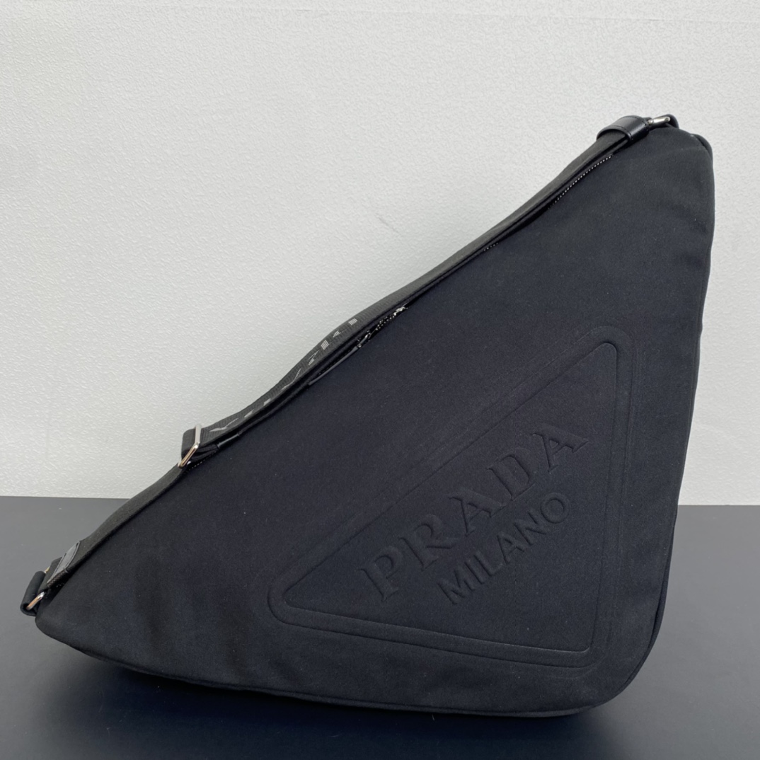Prada 帆布大三角包 2VY007 全网追爆大三角包来啦 这款多功能的三角形帆布斜挎包以新颖方式重释