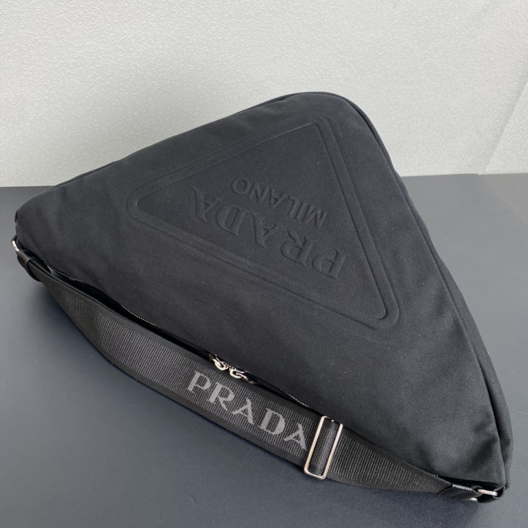 Prada 帆布大三角包 2VY007 全网追爆大三角包来啦 这款多功能的三角形帆布斜挎包以新颖方式重释