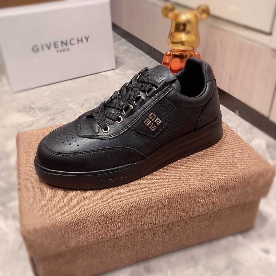 J5      Givenchy 纪梵希   最新爆款休闲鞋，顶端品牌 奢侈～代购，顶级～质量。专柜同卖产品 鞋面選用进口透气原版牛皮材质透气羊皮内里精细做工。原版个性时尚柔软橡膠耐磨防滑大底，上脚轻巧舒适，实物拍摄實物更好看， I0 1广州码: 38-44。4色可选