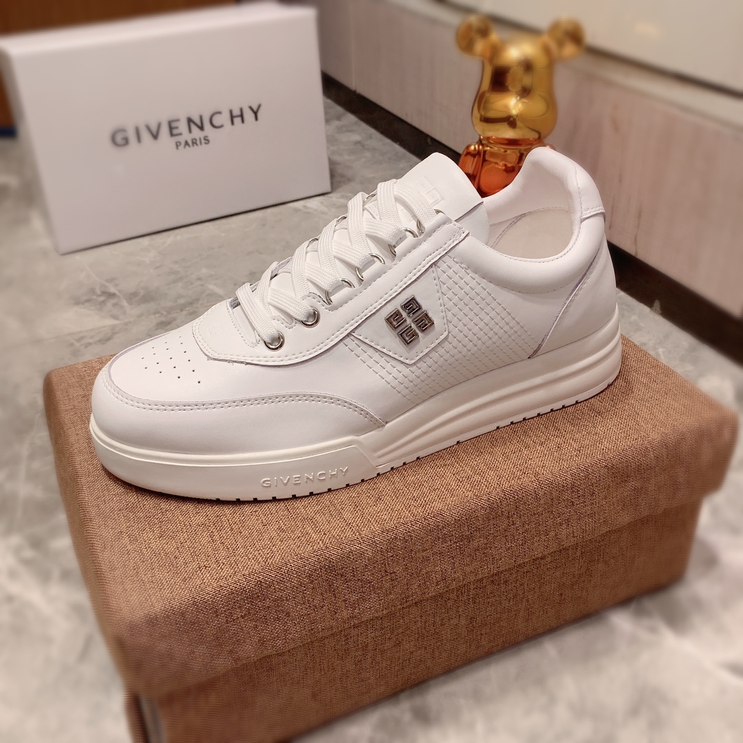 J5      Givenchy 纪梵希   最新爆款休闲鞋，顶端品牌 奢侈～代购，顶级～质量。专柜同卖产品 鞋面選用进口透气原版牛皮材质透气羊皮内里精细做工。原版个性时尚柔软橡膠耐磨防滑大底，上脚轻巧舒适，实物拍摄實物更好看， I0 1广州码: 38-44。4色可选