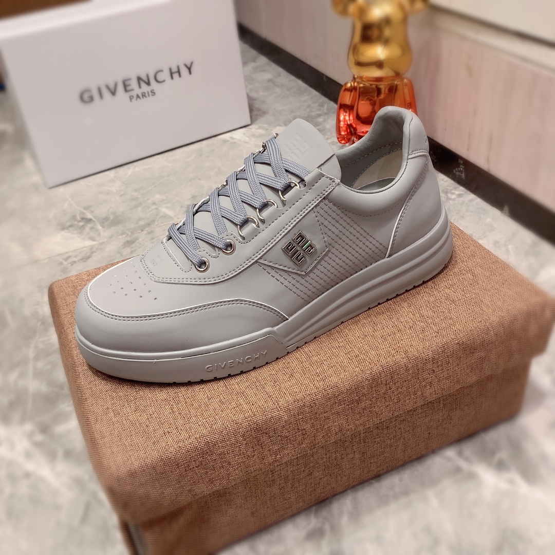 J5      Givenchy 纪梵希   最新爆款休闲鞋，顶端品牌 奢侈～代购，顶级～质量。专柜同卖产品 鞋面選用进口透气原版牛皮材质透气羊皮内里精细做工。原版个性时尚柔软橡膠耐磨防滑大底，上脚轻巧舒适，实物拍摄實物更好看， I0 1广州码: 38-44。4色可选