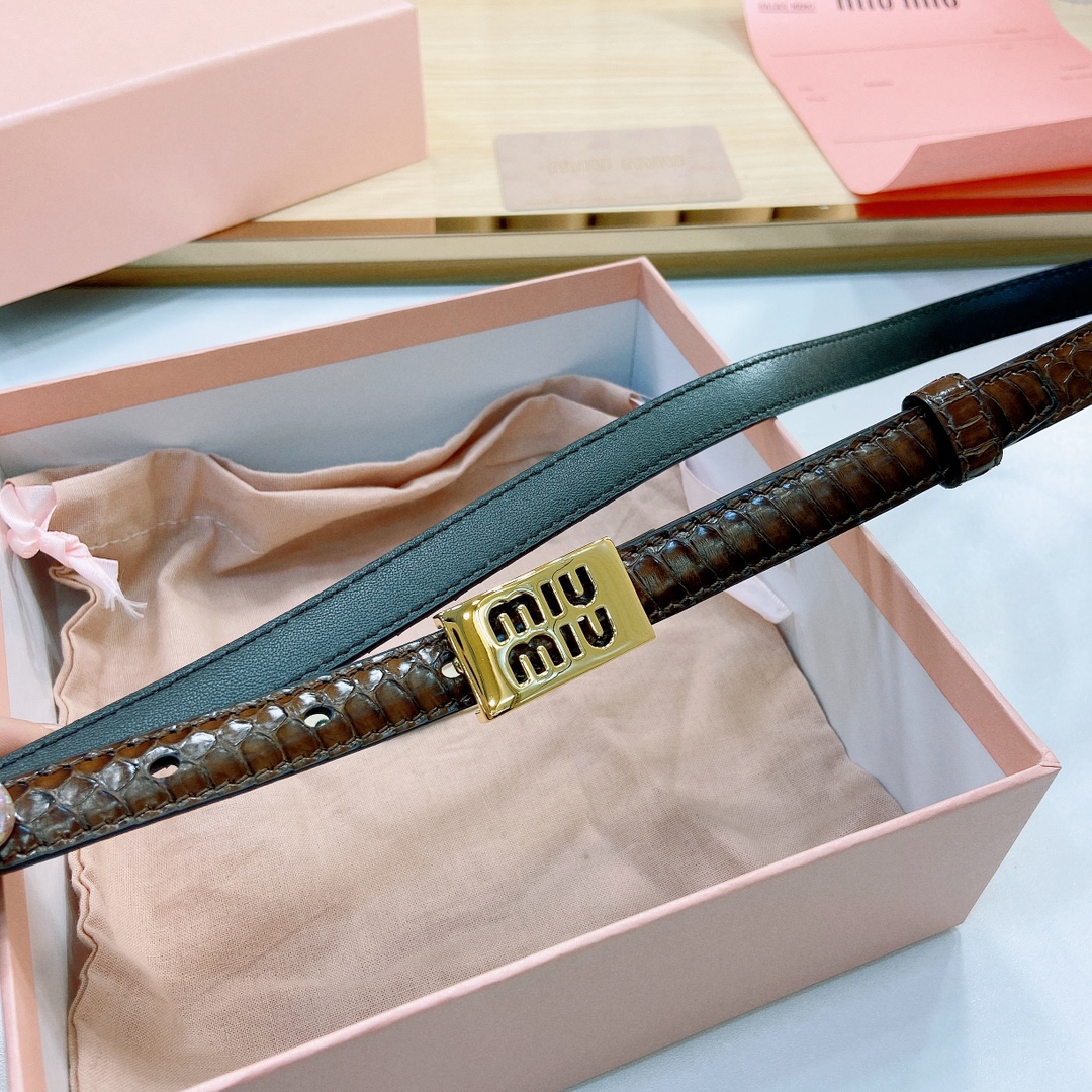MiuMiu徽标跃于此款细腰带的金属