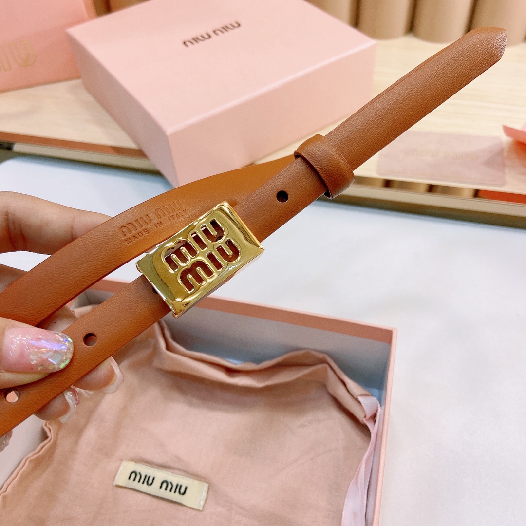 MiuMiu徽标跃于此款细腰带的金属